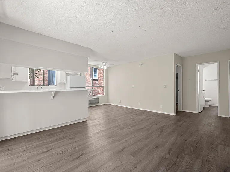 523 S Mariposa — Photo 2
