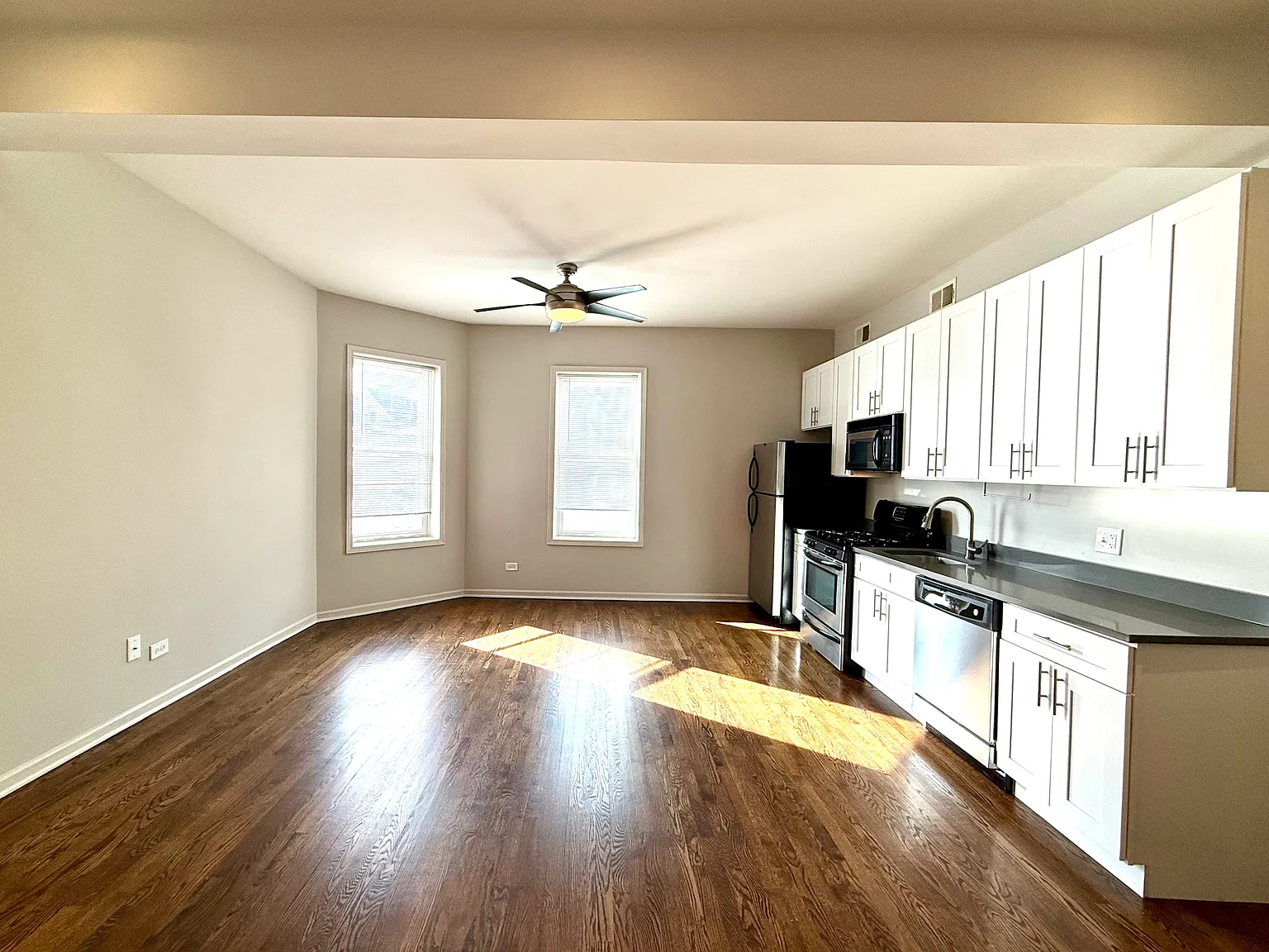 617 W Drummond Pl — Photo 4