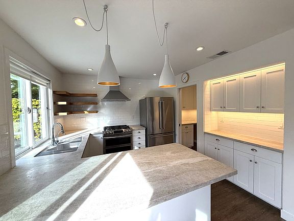 5th image of 104 Mariner Green Dr