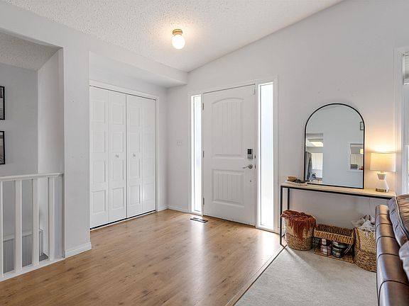 3rd image of 25 Amherst Cres
