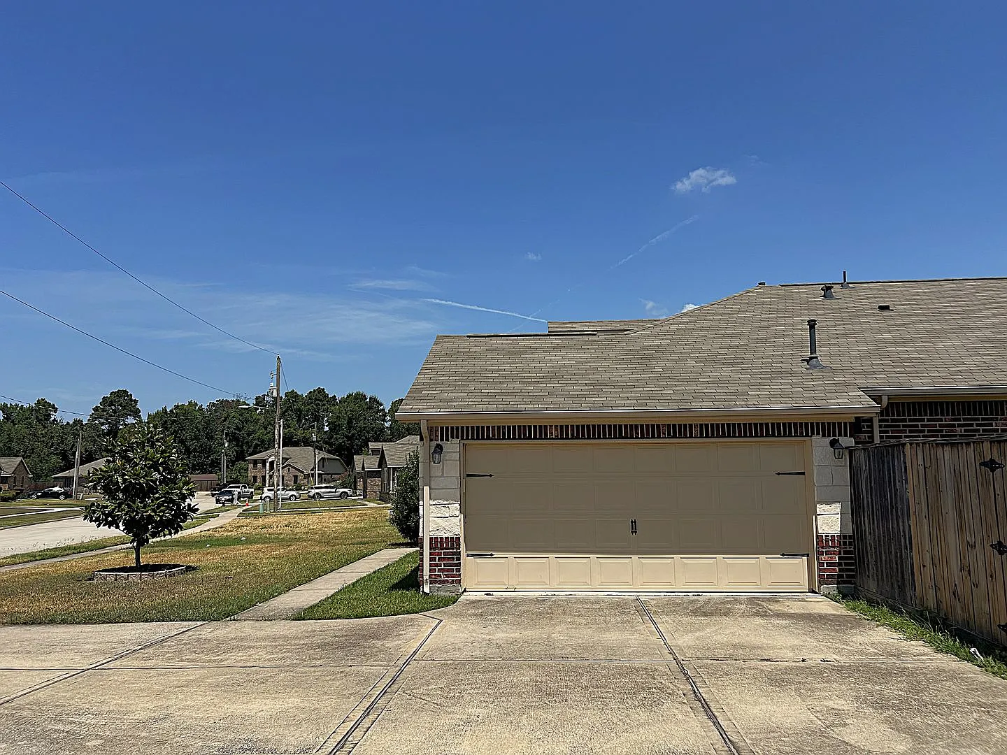 Spacious single level home on a large neighborhood lot — Photo 2