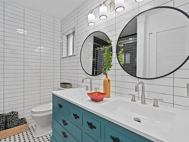 Master Bath (View 1)