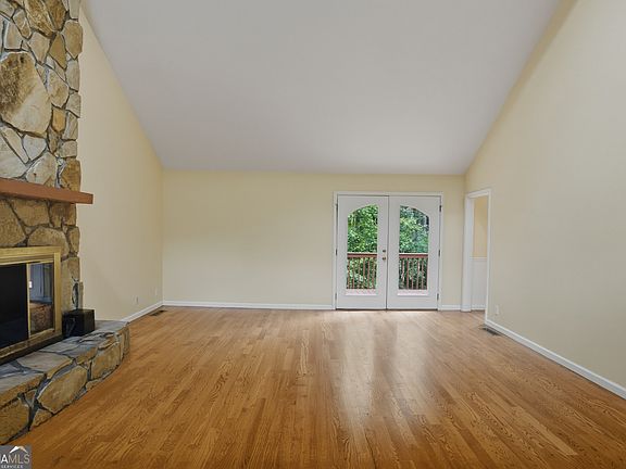 4th image of 370 Darren Dr