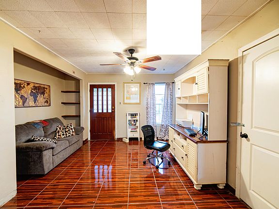 5th image of 2302 E Locust St