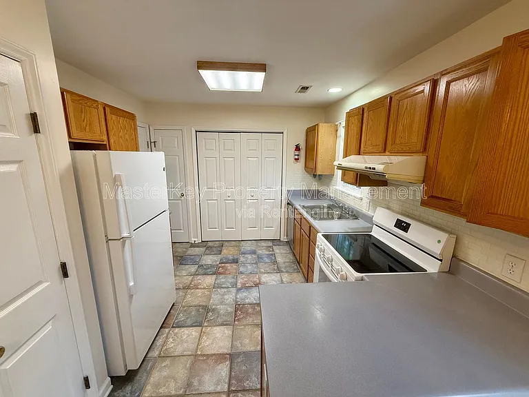 327 Saint Thomas Dr — Photo 3