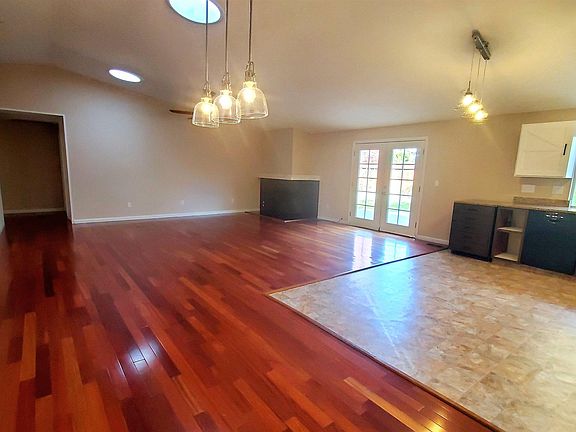 4th image of 2434 Rosemary Dr