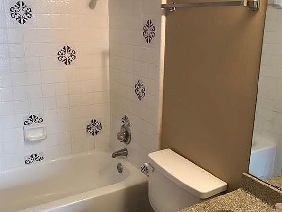 5th image of 2705 Wimbledon Ct APT C