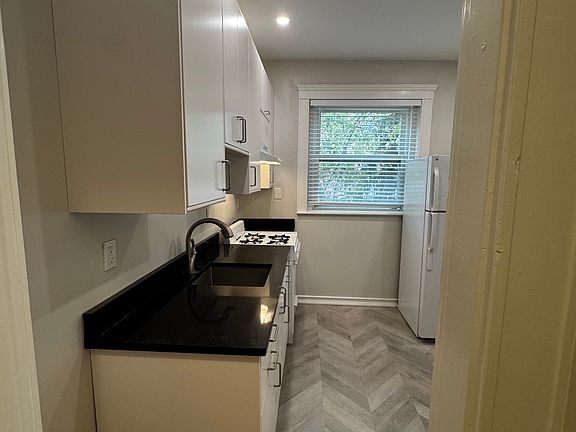 3rd image of 235 Rawson Rd APT 4