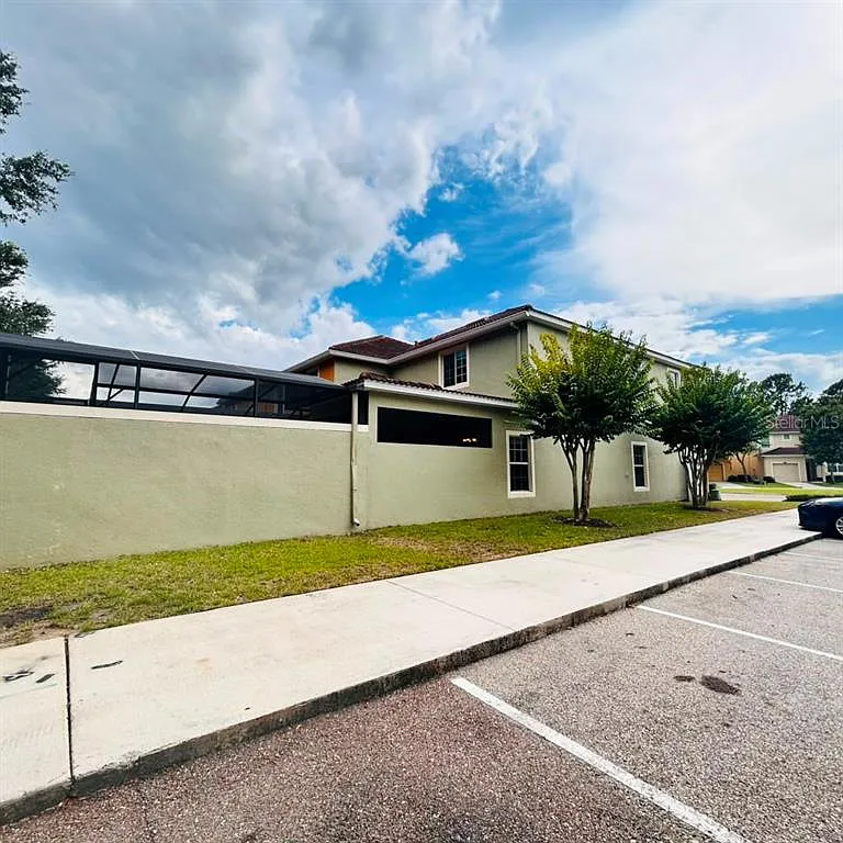 5 bed, 4.0 bath, 2024 sqft, $2,900 — Photo 3