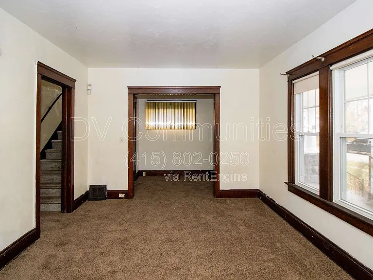 9711 Parmelee Ave — Photo 3