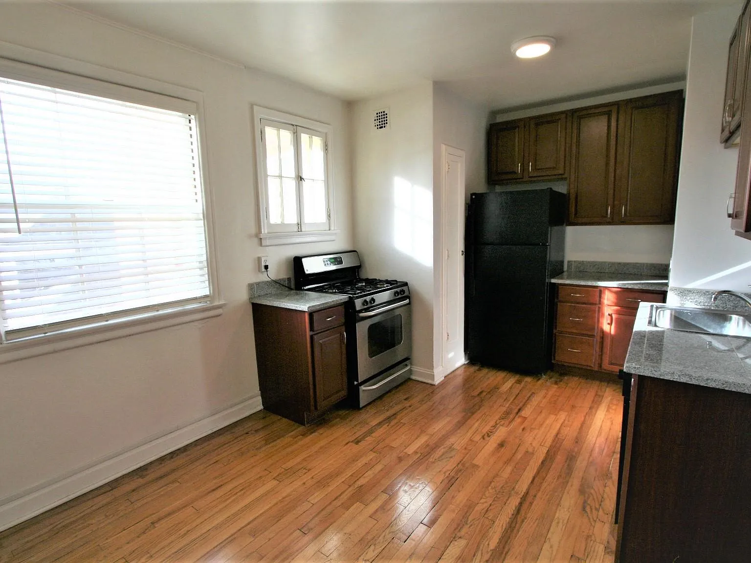 2 bed, 800 sqft, $1,895 — Photo 3