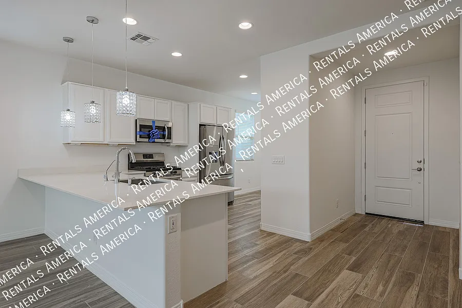 Beautiful and spacious 3 Bed/ 2 Bath in Glendale!! — Photo 4
