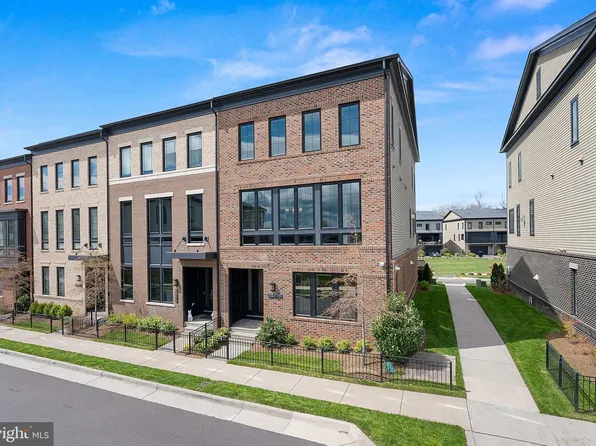 20277 Oak Bluff Dr, Ashburn, VA 20147