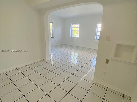 4th image of 33 Madeira Ave #B