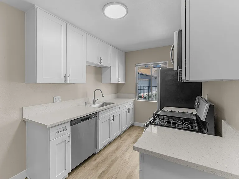 531 W Hyde Park Blvd #3 — Photo 4