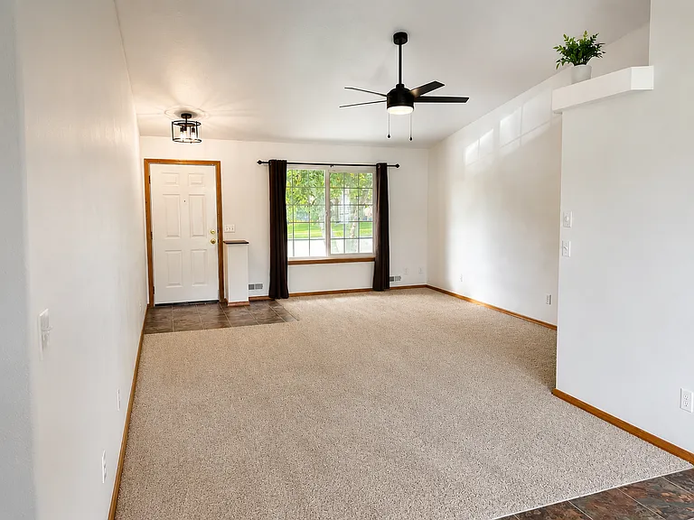 1110 E Singing Hills Dr — Photo 6