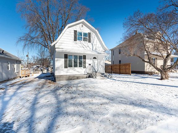 3rd image of 231 E Snelling Ave