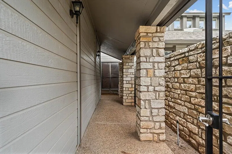 3 bed, 2.5 bath, 1722 sqft, $3,000 — Photo 2