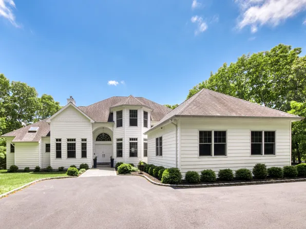 78 Channing Cross, Hampton Bays, NY 11946