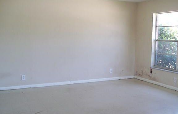4th image of 104 SW 14th Avenue