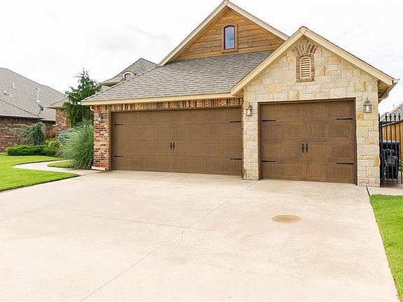 2nd image of 1912 Lago Dr