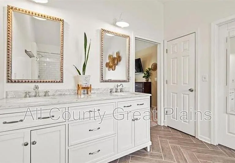 11506 W 117th Ter — Photo 2
