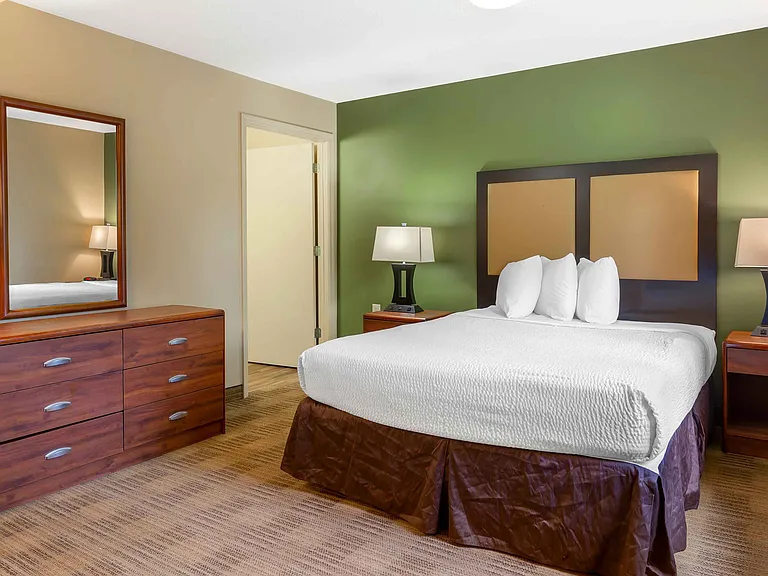 1 Bedroom Suite - 1 Queen Bed