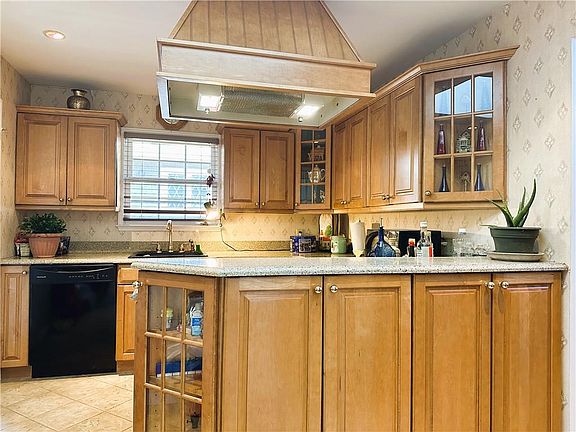 2nd image of 370 Tysens Ln