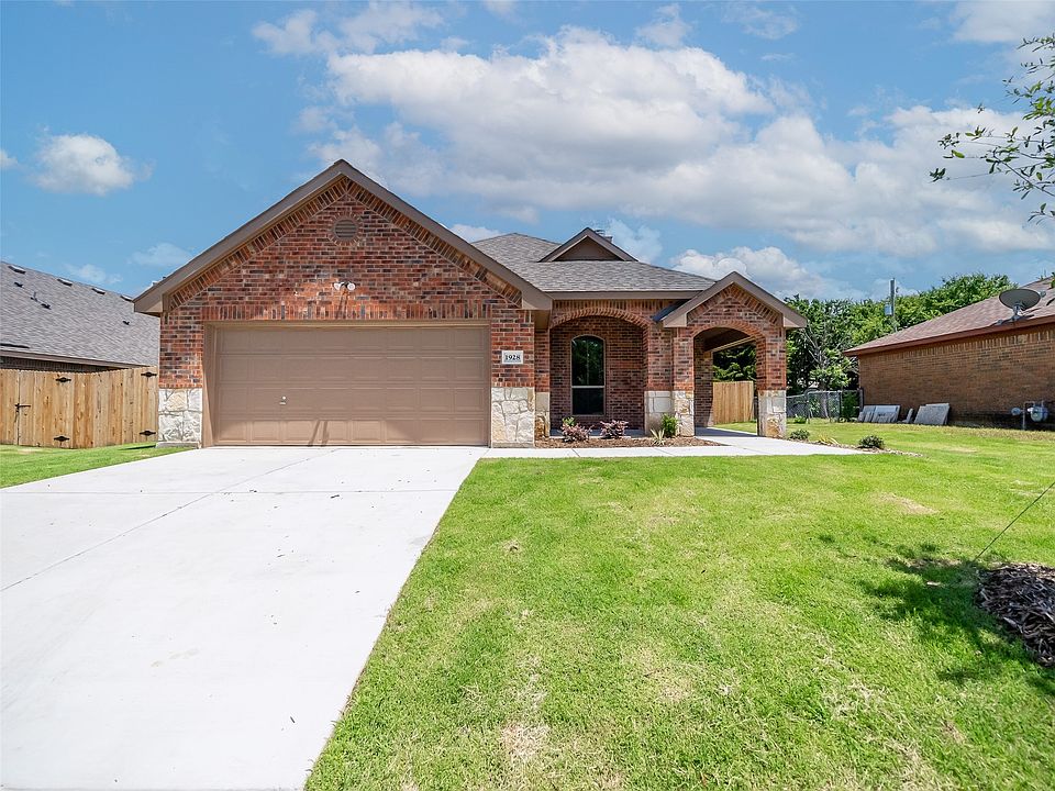 1st image of 1928 Carrington Dr