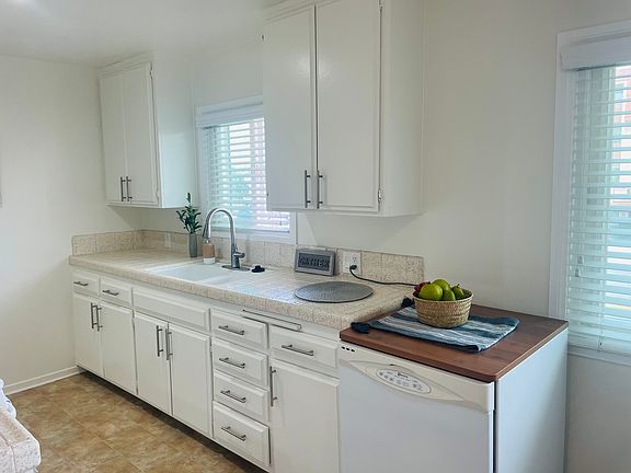 3rd image of 945 Main St #3