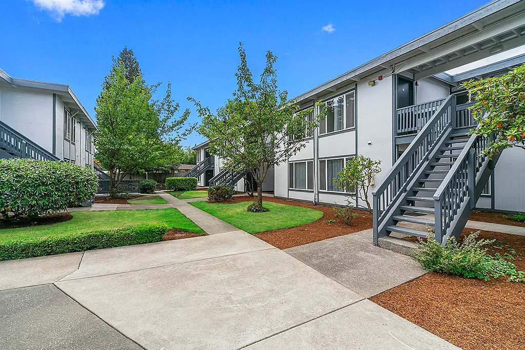 Capri Apartments — Photo 2