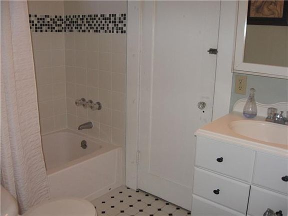 5th image of 1944 32nd St