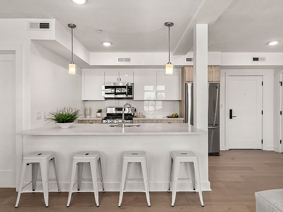 4th image of 917 Bennington St #211