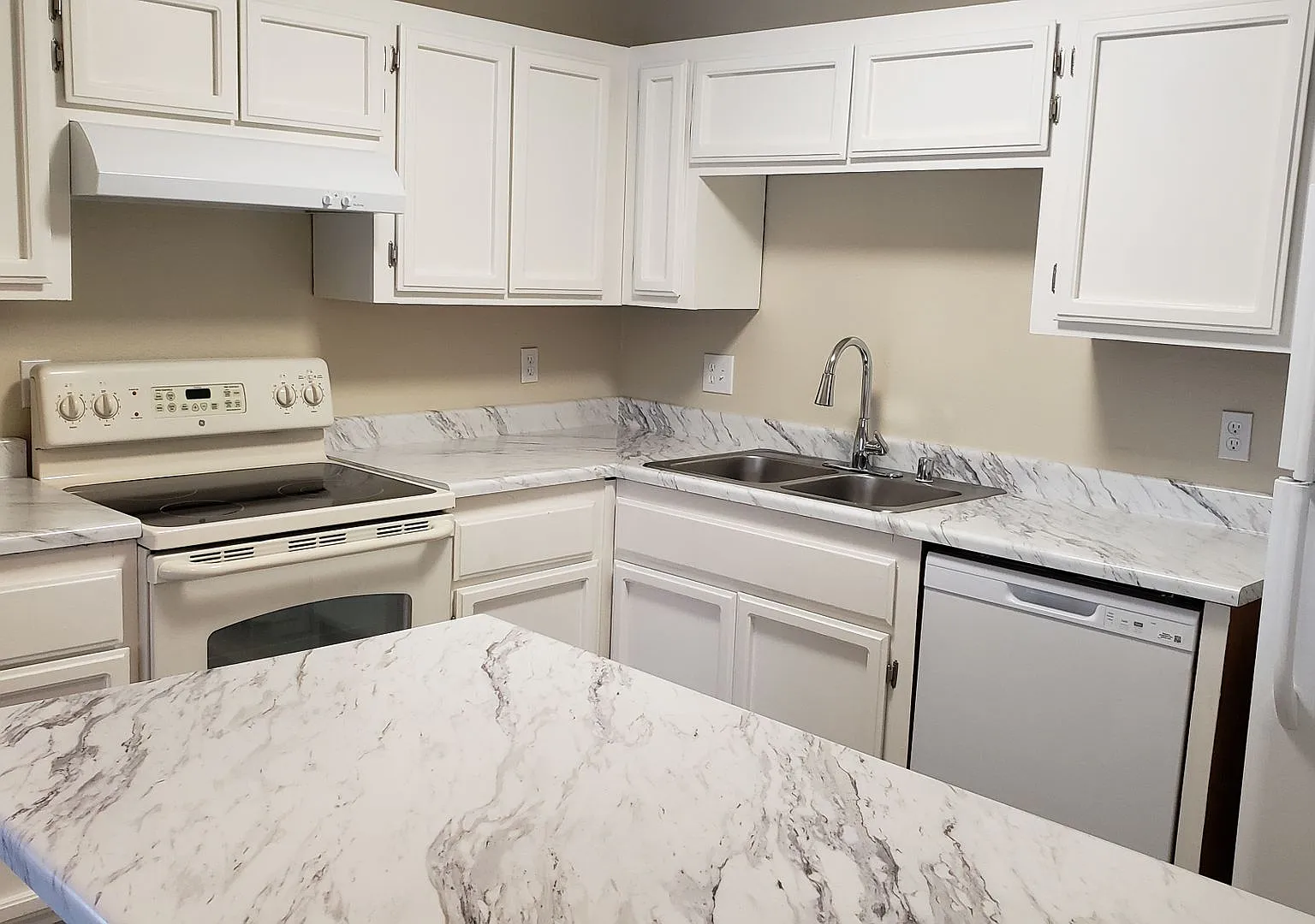 $1,600 Per Month For This Spacious Remodeled 2 Bed/2bath 1036 Sq Ft 2nd Floor Unit With A/C & Poo... — Photo 2