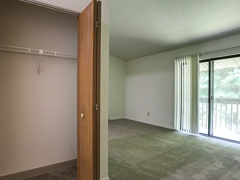 Woodfield & Arlington Apartments — Photo 9
