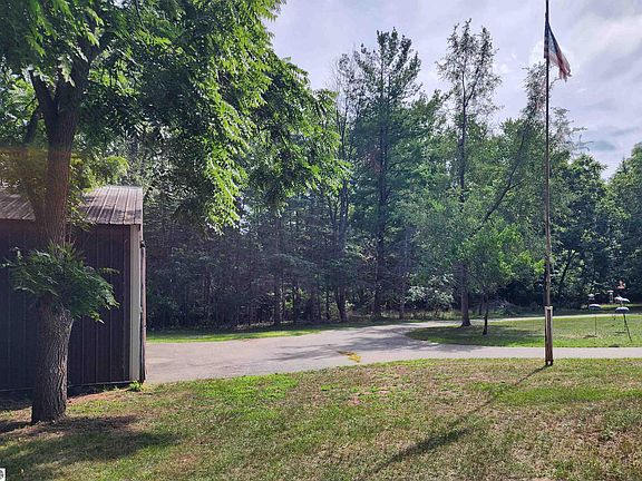 5th image of 3560 Pine Tree Dr