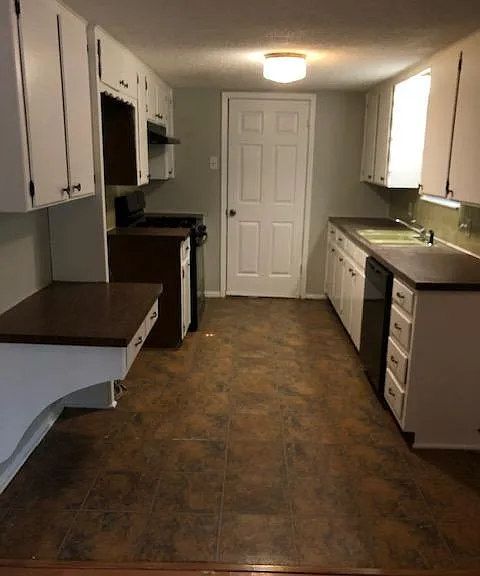 2103 Westwood Dr — Photo 3