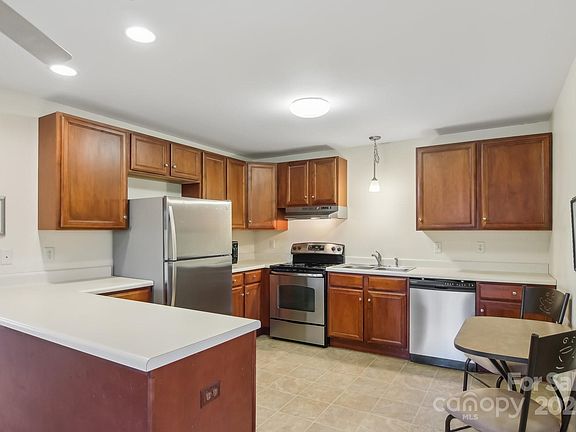 5th image of 455 Beach Dr
