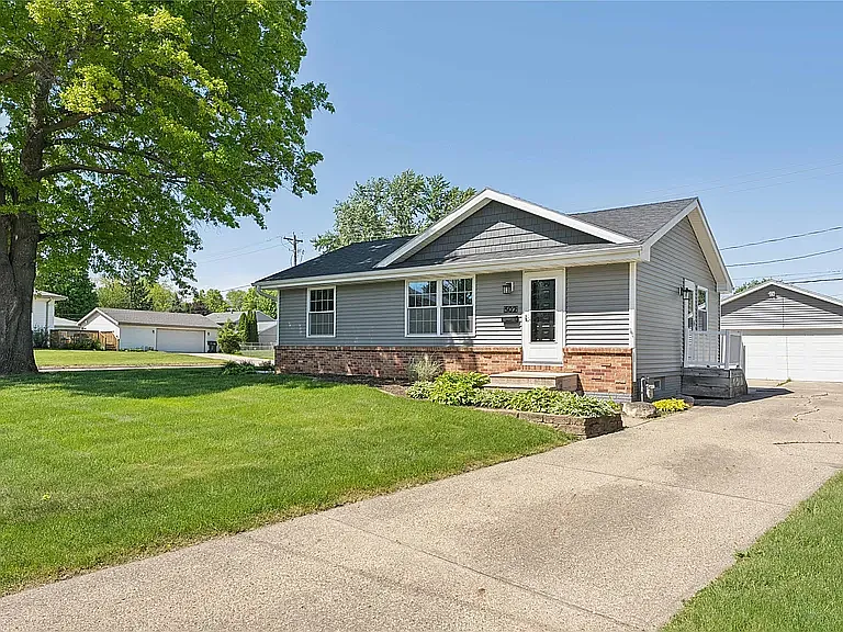 502 NE Trilein Dr