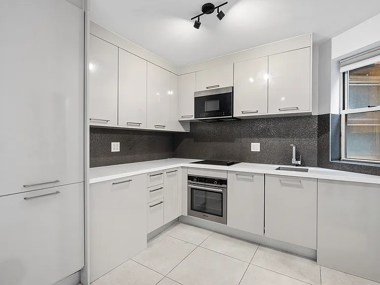 723 11th Ave #3B — Photo 12