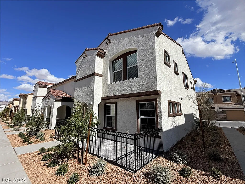 3 bed, 2.5 bath, 1410 sqft, $1,950 — Photo 2