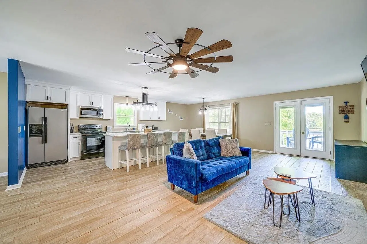 4 bed, 2.0 bath, 2736 sqft, $2,100 — Photo 2
