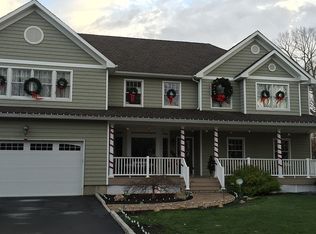 31 Heron Ln, Commack, NY 11725