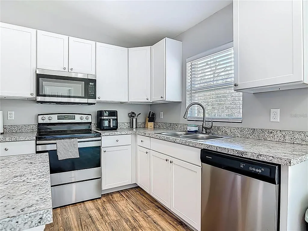 3 bed, 2.0 bath, 1159 sqft, $2,500 — Photo 2