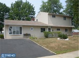 38 Blue Ridge Dr, Levittown, PA 19057