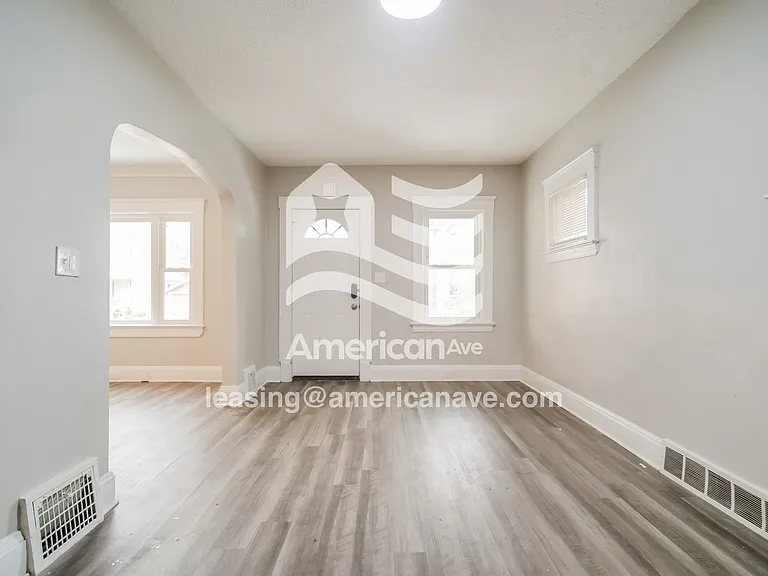 1081628_003_wm_-_living_room_13282606.jpg