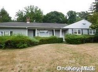 69 Gnarled Hollow Rd, East Setauket, NY 11733