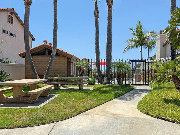 6805 Briarwood Dr — Photo 32