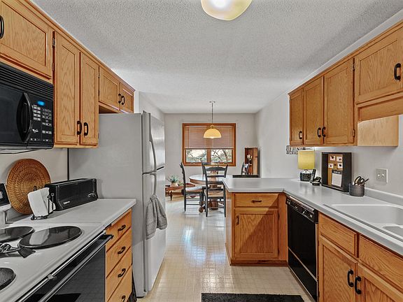 5th image of 2559 Sumac Cir