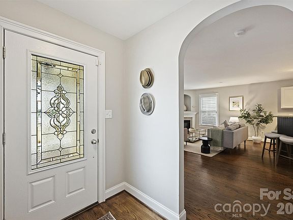 4th image of 2804 Whiting Ave
